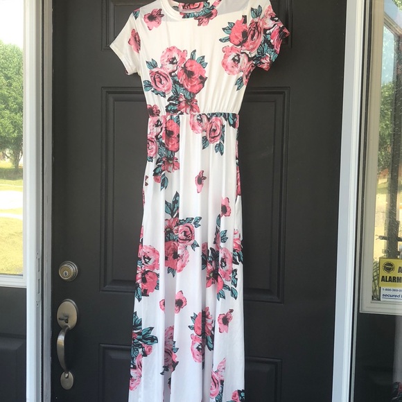 Dresses & Skirts - White & pink floral maxi dress with pockets NWOT